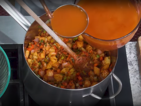 Once your saffron is ready, it's time to infuse it into the broth photo