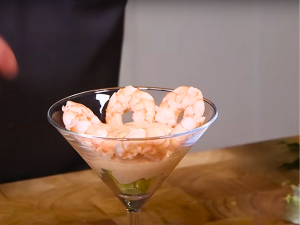 Easy Recipe Gamberi Cocktail - Arrange the shrimp on top of the lettuce.