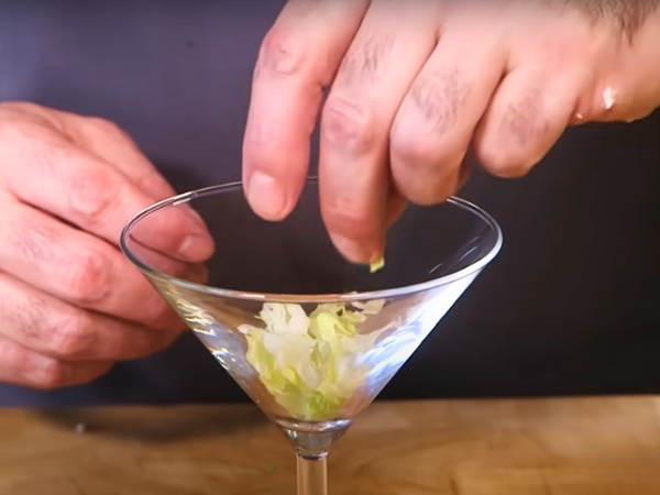 Easy Recipe Gamberi Cocktail - Arrange the lettuce pieces in a decorative glass or a small bowl.