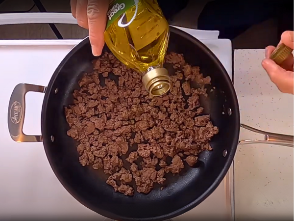 Add oil: Pour 2 tablespoons of olive oil or canola oil into the pan.