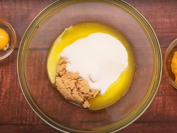 Pumpkin Snickerdoodle Cookies Recipe - Add the egg yolk and vanilla essence to the bowl. 