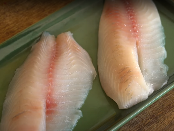 Recipe Artichoke And Parmesan Tilapia - After cleaning, place the fillets on a plate. Sprinkle with a pinch of salt and pepper.