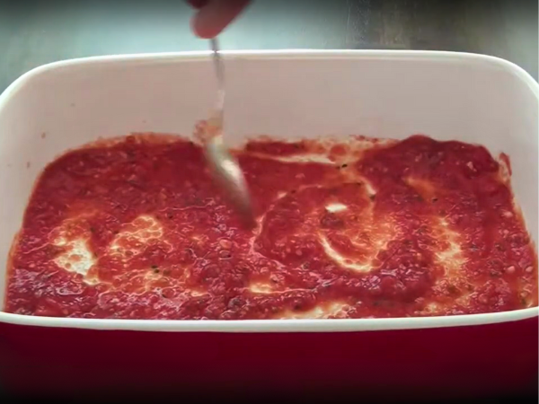 Spread a thin layer of tomato sauce at the bottom. This keeps the chicken moist.